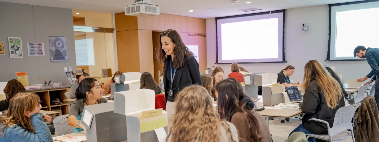 Mariana Brandman working with students