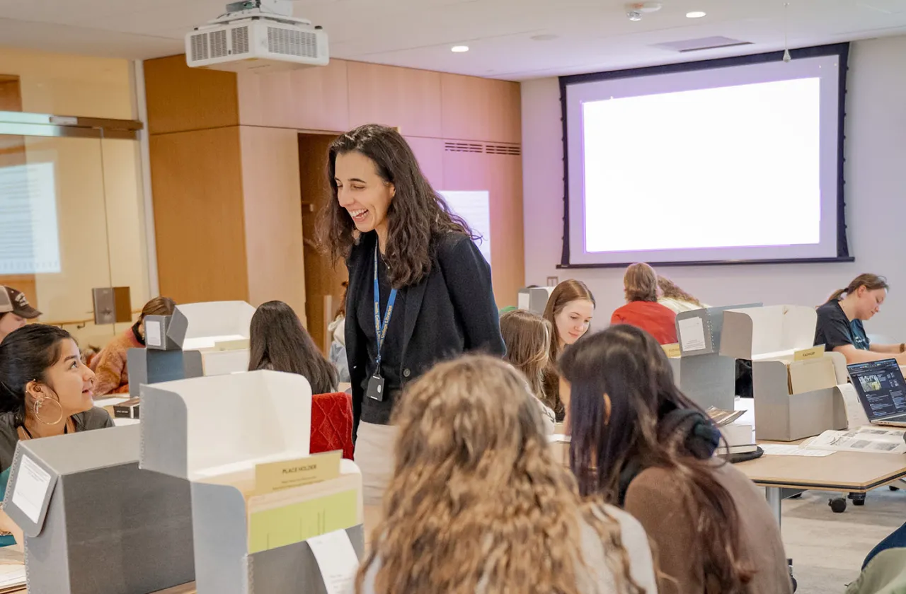 Mariana Brandman working with students