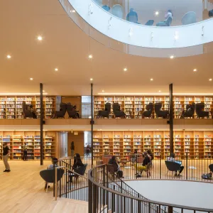 Neilson Library 1st floor core with students