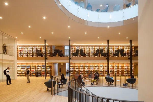 Neilson Library 1st floor core with students