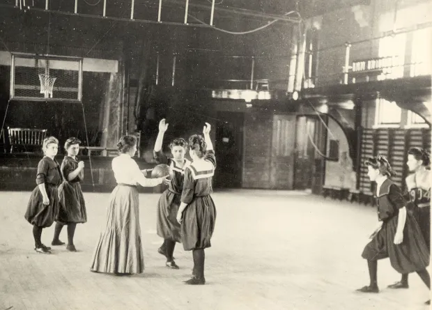 Ball toss, Smith basketball game, 1903
