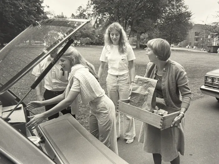 Students and parents unloading car on move in day